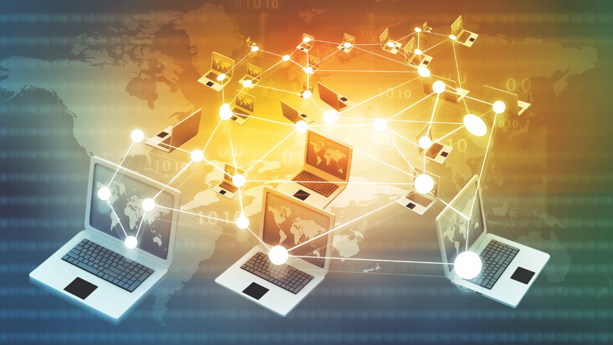 Illustration of laptops connected to network using DaaS and SaaS